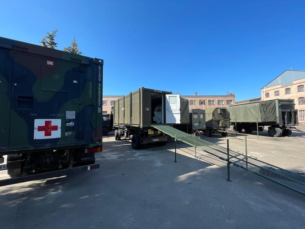 Renforcer les soins de santé : Optium Healthcare Inc. livre des cliniques médicales mobiles à l’Ukraine
